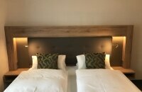 Doppelzimmer für 2 Personen mit Komfort Ausstattung und Betten in 1,80 m x 2 m (getrennte Matratzen). Zimmerausstattung: Flachbild TV, Radio, Dusche/WC, Telefon, Föhn, Minibar, Safe. Die Zimmer Superior und Komfort unterscheiden sich in der Zimmergröße.