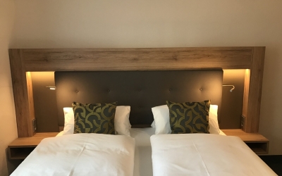 Doppelzimmer für 2 Personen mit Komfort Ausstattung und Betten in 1,80 m x 2 m (getrennte Matratzen). Zimmerausstattung: Flachbild TV, Radio, Dusche/WC, Telefon, Föhn, Minibar, Safe. Die Zimmer Superior und Komfort unterscheiden sich in der Zimmergröße.