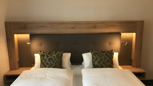 Doppelzimmer für 2 Personen mit Komfort Ausstattung und Betten in 1,80 m x 2 m (getrennte Matratzen). Zimmerausstattung: Flachbild TV, Radio, Dusche/WC, Telefon, Föhn, Minibar, Safe. Die Zimmer Superior und Komfort unterscheiden sich in der Zimmergröße.