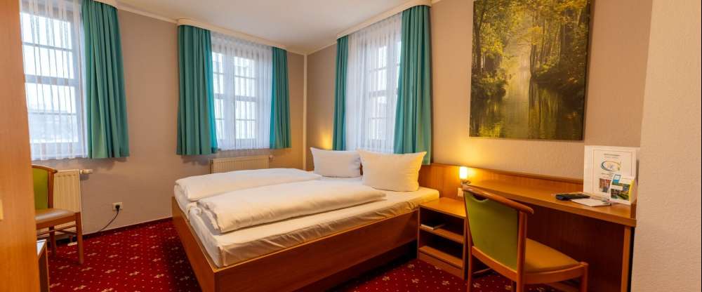 Unsere Komfortzimmer verbinden eine gemütliche, klassische Einrichtung mit funktionalem Komfort und einer ruhigen Atmosphäre. Auf ca. 19m² bis 32m² erwartet Sie ein liebevoll gestalteter Raum für bis zu zwei Personen, ideal für erholsame Nächte und entspa