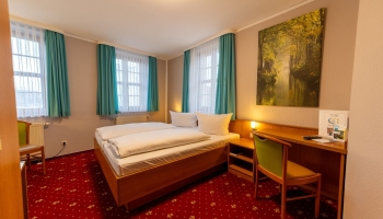 Unsere Komfortzimmer verbinden eine gemütliche, klassische Einrichtung mit funktionalem Komfort und einer ruhigen Atmosphäre. Auf ca. 19m² bis 32m² erwartet Sie ein liebevoll gestalteter Raum für bis zu zwei Personen, ideal für erholsame Nächte und entspa