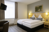 Mit einer Größe von ca. 23 bis 28 m² bieten unsere Komfortzimmer viel Platz zum Entspannen und Wohlfühlen. Der behagliche Schlafbereich ist mit einem komfortablen Boxspring-Doppelbett (1,80 m breit) und antiallergischen Bettwaren ausgestattet – ideal für 