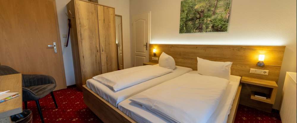 Unsere Komfortzimmer mit Balkon verbinden gemütlichen Charme mit funktionalem Komfort und sind ideal für bis zu zwei Personen. Auf ca. 15m² bis 24m² erwartet Sie ein helles, freundlich gestaltetes Zimmer mit warmen Farben, Teppichboden und liebevollen Det