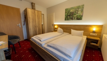 Unsere Komfortzimmer mit Balkon verbinden gemütlichen Charme mit funktionalem Komfort und sind ideal für bis zu zwei Personen. Auf ca. 15m² bis 24m² erwartet Sie ein helles, freundlich gestaltetes Zimmer mit warmen Farben, Teppichboden und liebevollen Det