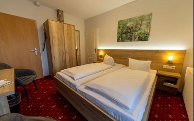 Unsere Komfortzimmer mit Balkon verbinden gemütlichen Charme mit funktionalem Komfort und sind ideal für bis zu zwei Personen. Auf ca. 15m² bis 24m² erwartet Sie ein helles, freundlich gestaltetes Zimmer mit warmen Farben, Teppichboden und liebevollen Det