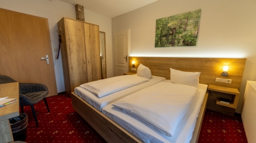 Unsere Komfortzimmer mit Balkon verbinden gemütlichen Charme mit funktionalem Komfort und sind ideal für bis zu zwei Personen. Auf ca. 15m² bis 24m² erwartet Sie ein helles, freundlich gestaltetes Zimmer mit warmen Farben, Teppichboden und liebevollen Det