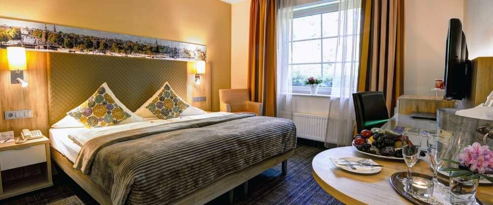 Sie verfügen über Badezimmer mit Dusche / WC, Fön, Kosmetikspiegel, Fußbodenheizung und das Zimmer mit Flatscreen-TV, ca. 100 digitale TV- und Radioprogramme sowie internationale Sender, Uhr mit Wecker, W-LAN, Safe und 2 Telefon-Anschlußbuchsen, am Tisch