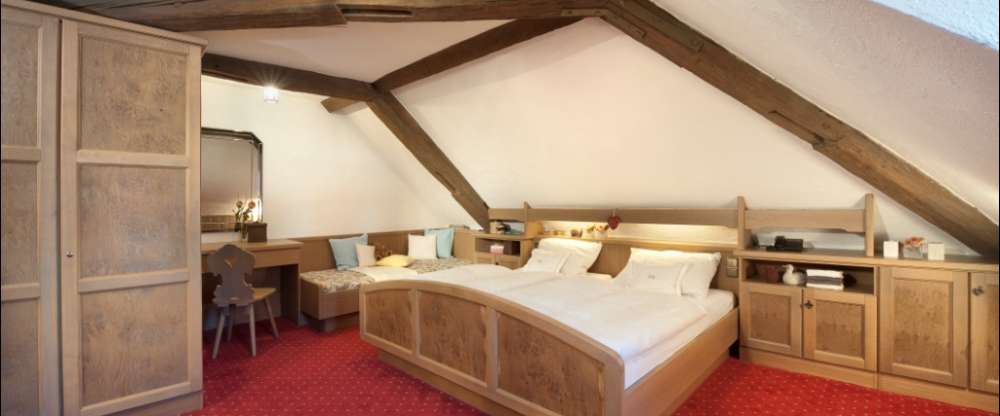 Hell und freundlich ausgestattete Zimmer "Klassik" (21 qm), ausgestattet mit Boxspringbetten ohne Fußteil, Fenster auf den Innenhof oder die Sonnenterrasse, kleiner Kühlschrank, Flachbild-TV. Kleines Bad mit Dusche/WC, Kosmetikspiegel und Kosmet