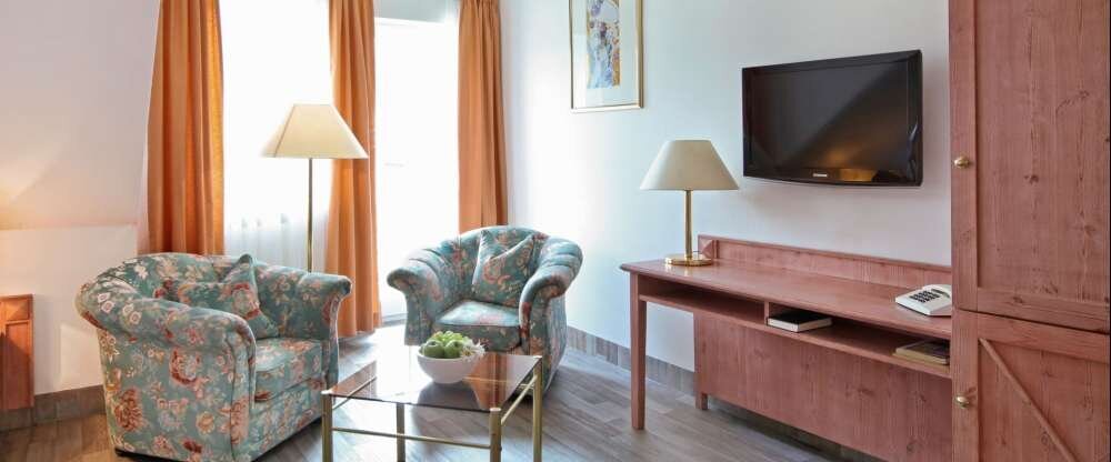 Die Doppelzimmer „Komfort“ befinden sich im Haupthaus und verfügen über: Größe ca. 35 m² Geräumige und gößere Badezimmer Dusche/WC, teilweise mit Badewanne Fön Telefon und Flachbildfernseher Sitzgruppe/Couch und Schreibtisch Zustellbett möglich