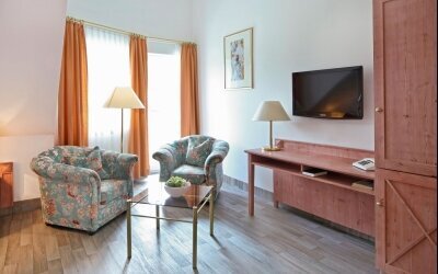 Die Doppelzimmer „Komfort“ befinden sich im Haupthaus und verfügen über: Größe ca. 35 m² Geräumige und gößere Badezimmer Dusche/WC, teilweise mit Badewanne Fön Telefon und Flachbildfernseher Sitzgruppe/Couch und Schreibtisch Zustellbett möglich