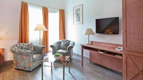 Die Doppelzimmer „Komfort“ befinden sich im Haupthaus und verfügen über:

Größe ca. 35 m²
Geräumige und gößere Badezimmer Dusche/WC, teilweise mit Badewanne
Fön
Telefon und Flachbildfernseher
Sitzgruppe/Couch und Schreibtisch
Zustellbett möglich