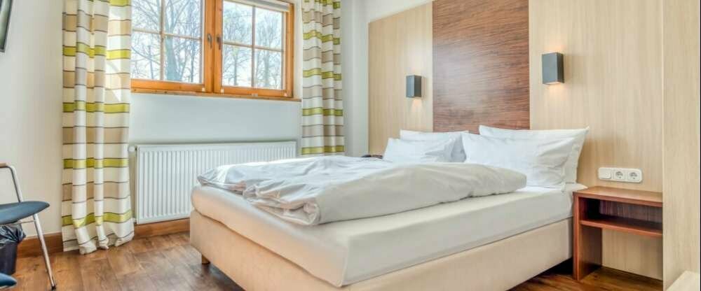 Im Souterrain gelegene Zimmer im Landhausstil erwarten Sie ca. 50 Meter neben dem Hotelgebäude und dem Parkplatz.