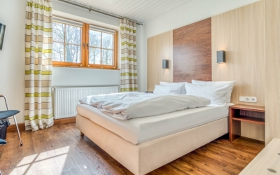 Im Souterrain gelegene Zimmer im Landhausstil erwarten Sie ca. 50 Meter neben dem Hotelgebäude und dem Parkplatz.