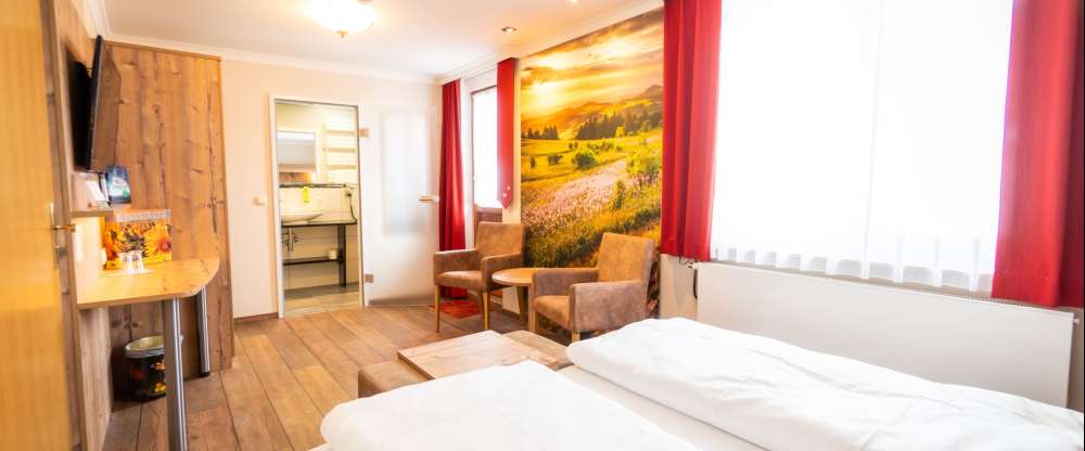 Unser Doppelzimmer Landromantik mit Balkon verbindet romantischen Landhausstil mit modernem Komfort. Warme Farben und liebevolle Details schaffen eine einladende Wohlfühlatmosphäre. Der Balkon bietet einen schönen Blick ins Grüne oder auf das Dorf. Ein