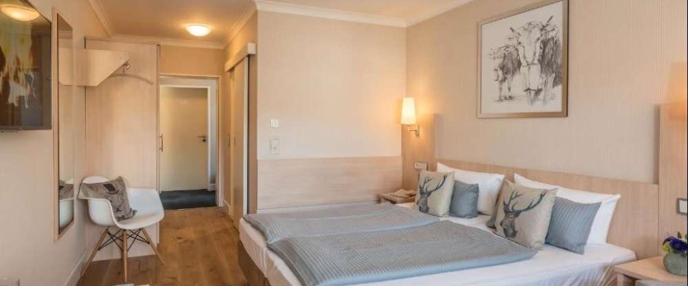 Die 33 Standardzimmer sind ca. 20 m² groß, zeigen sowohl zur Landseite. Die Zimmer sind ausgestattet mit Doppelbett, Klimaanlage, Flachbildfernseher mit Kabelanschluss und Videotext, Wecker und Radio, Zimmertresor sowie Telefon- und Internetanschluss 