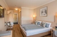 Die 33 Standardzimmer sind ca. 20 m² groß, zeigen sowohl zur Landseite. Die Zimmer sind ausgestattet mit Doppelbett, Klimaanlage, Flachbildfernseher mit Kabelanschluss und Videotext, Wecker und Radio, Zimmertresor sowie Telefon- und Internetanschluss 