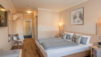 Die 33 Standardzimmer sind ca. 20 m² groß, zeigen sowohl zur Landseite. Die Zimmer sind ausgestattet mit Doppelbett, Klimaanlage, Flachbildfernseher mit Kabelanschluss und Videotext, Wecker und Radio, Zimmertresor sowie Telefon- und Internetanschluss 