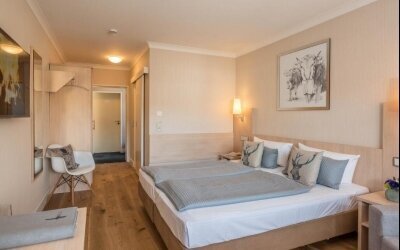 Die 33 Standardzimmer sind ca. 20 m² groß, zeigen sowohl zur Landseite.

Die Zimmer sind ausgestattet mit Doppelbett, Klimaanlage, Flachbildfernseher mit Kabelanschluss und Videotext, Wecker und Radio, Zimmertresor  sowie Telefon- und Internetanschluss 