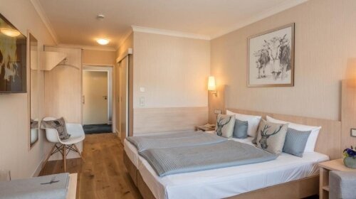 Die 33 Standardzimmer sind ca. 20 m² groß, zeigen sowohl zur Landseite.

Die Zimmer sind ausgestattet mit Doppelbett, Klimaanlage, Flachbildfernseher mit Kabelanschluss und Videotext, Wecker und Radio, Zimmertresor  sowie Telefon- und Internetanschluss 