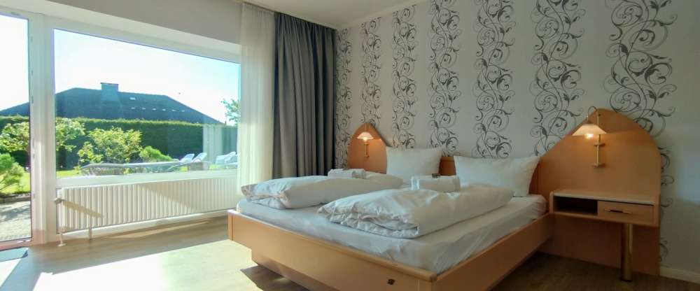 Wohnbeispiel: Doppelzimmer mit Dusche/WC, Kabel-Flat TV, Sitzgelegenheit und Terrasse oder Balkon zur Land- oder Gartenseite. Teilweise mit Schleiblick (abhängig von Verfügbarkeit und Angebot).