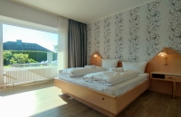 Wohnbeispiel: Doppelzimmer mit Dusche/WC, Kabel-Flat TV, Sitzgelegenheit und Terrasse oder Balkon zur Land- oder Gartenseite. Teilweise mit Schleiblick (abhängig von Verfügbarkeit und Angebot).