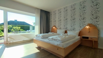Wohnbeispiel: Doppelzimmer mit Dusche/WC, Kabel-Flat TV, Sitzgelegenheit und Terrasse oder Balkon zur Land- oder Gartenseite. Teilweise mit Schleiblick (abhängig von Verfügbarkeit und Angebot).