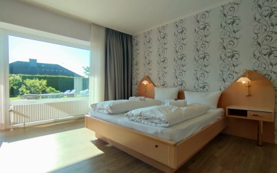 Wohnbeispiel: Doppelzimmer mit Dusche/WC, Kabel-Flat TV, Sitzgelegenheit und Terrasse oder Balkon zur Land- oder Gartenseite. Teilweise mit Schleiblick (abhängig von Verfügbarkeit und Angebot).