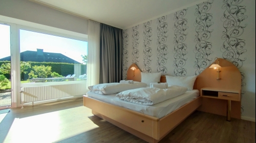 Wohnbeispiel: Doppelzimmer mit Dusche/WC, Kabel-Flat TV, Sitzgelegenheit und Terrasse oder Balkon zur Land- oder Gartenseite. Teilweise mit Schleiblick (abhängig von Verfügbarkeit und Angebot).