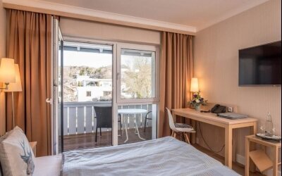 Die 33 Standardzimmer sind ca. 20 m² groß, zeigen sowohl zur Landseite mit Balkon.

Die Zimmer sind ausgestattet mit Doppelbett, Klimaanlage, Flachbildfernseher mit Kabelanschluss und Videotext, Wecker und Radio, Zimmertresor  sowie Telefon- und Interne