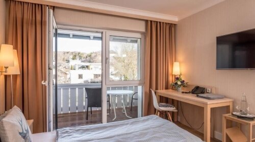 Die 33 Standardzimmer sind ca. 20 m² groß, zeigen sowohl zur Landseite mit Balkon.

Die Zimmer sind ausgestattet mit Doppelbett, Klimaanlage, Flachbildfernseher mit Kabelanschluss und Videotext, Wecker und Radio, Zimmertresor  sowie Telefon- und Interne