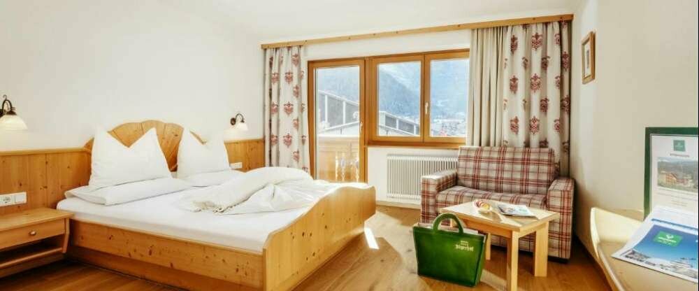 Wohnen mit viel Liebe in rustikalem, schick gehaltenem 26m² großen Zimmer, mit entspannten Wohlfühlcharakter. Die komfortablen Wohn- und Schlafräume haben ihren eigenen Sonnenbalkon, Kabel-TV, Durchwahltelefon, Safe und moderne, helle Bäder.