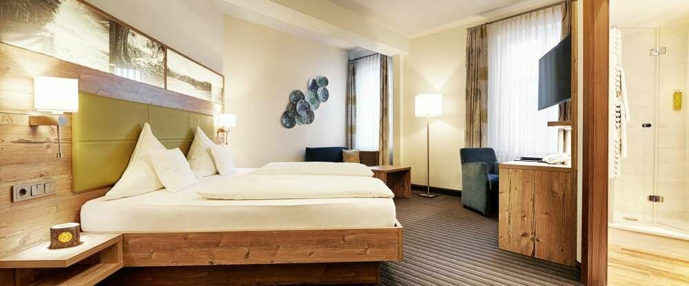 Ost- und Westseite im Gästehaus mit Blick in Richtung Haupthaus oder Zavelsteiner Marktbrunnen. Auf Grund des historischen Gebäudes sind zu diesem Zimmer einige Stufen zurück zu legen. Diese Zimmer sind im historischen Teil des Gästehauses gelegen und