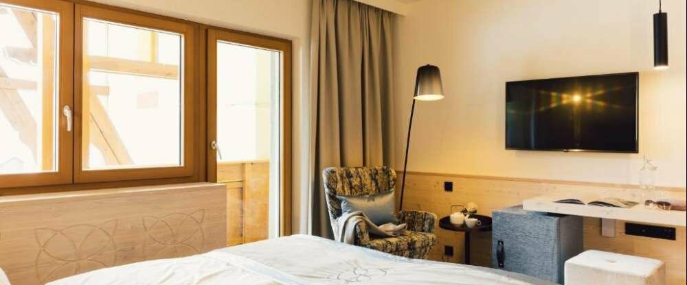 Die neuen modern eingerichteten 26m² großen Minze-Zimmer, mit entspannten Wohlfühlcharakter verfügen über einen Holzboden. Die komfortablen Wohn- und Schlafräume haben ihren eigenen Sonnenbalkon, Kabel-TV, Durchwahltelefon, Safe, Minikühlschrank und moder