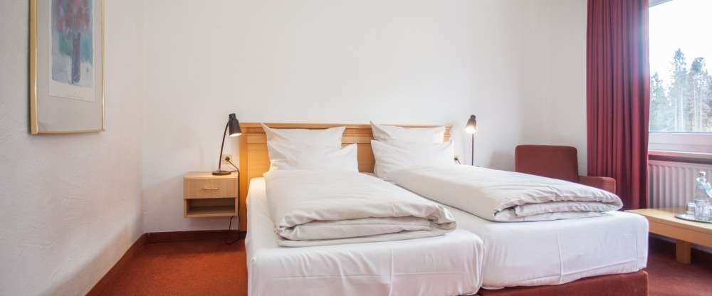 Die Doppelzimmer mit Balkon bietet den Gästen einen Balkon mit schöner Aussicht. Die Doppelzimmer sind ausgestattet mit einem Flachbildfernseher, Schreibtisch mit Sitzgelegenheit, Kleiderschrank und Badezimmer mit Dusche und Föhn.