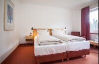 Die Doppelzimmer mit Balkon bietet den Gästen einen Balkon mit schöner Aussicht. Die Doppelzimmer sind ausgestattet mit einem Flachbildfernseher, Schreibtisch mit Sitzgelegenheit, Kleiderschrank und Badezimmer mit Dusche und Föhn.