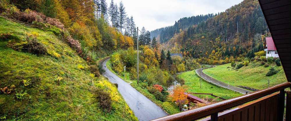 Die gemütlich eingerichteten Zimmer spiegeln die traditionelle Eleganz des Schwarzwalds wider und laden die Gäste dazu ein, sich in einer entspannten Atmosphäre wohlzufühlen.