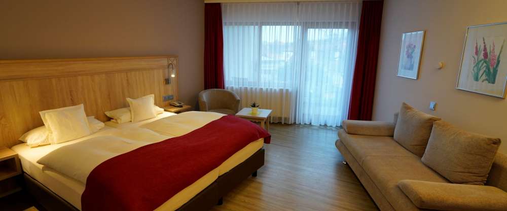 Die stilvoll eingerichteten Zimmer im St. Martiner Castell verbinden modernen Komfort mit dem besonderen Charme der Pfalz. Warme Farben, hochwertige Materialien und liebevolle Details schaffen eine entspannte Wohlfühlatmosphäre. Die Sprossen-Fenster sorg