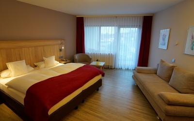 Die stilvoll eingerichteten Zimmer im St. Martiner Castell verbinden modernen Komfort mit dem besonderen Charme der Pfalz. Warme Farben, hochwertige Materialien und liebevolle Details schaffen eine entspannte Wohlfühlatmosphäre.
Die Sprossen-Fenster sorg