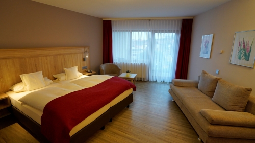 Die stilvoll eingerichteten Zimmer im St. Martiner Castell verbinden modernen Komfort mit dem besonderen Charme der Pfalz. Warme Farben, hochwertige Materialien und liebevolle Details schaffen eine entspannte Wohlfühlatmosphäre.
Die Sprossen-Fenster sorg