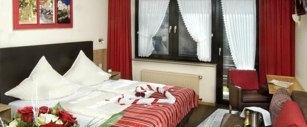 Doppelzimmer mit Balkon und romantischer Dekoration