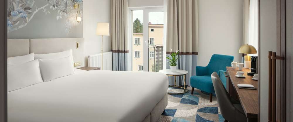 Die Geräumigkeit und der Komfort des Hotelzimmers mit der Möglichkeit, auf dem Balkon zu sitzen oder den Blick auf den angrenzenden Park zu genießen, sind eine Garantie für einen angenehmen Aufenthalt im Hotel.