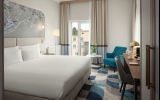 Die Geräumigkeit und der Komfort des Hotelzimmers mit der Möglichkeit, auf dem Balkon zu sitzen oder den Blick auf den angrenzenden Park zu genießen, sind eine Garantie für einen angenehmen Aufenthalt im Hotel.
