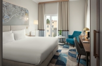 Die Geräumigkeit und der Komfort des Hotelzimmers mit der Möglichkeit, auf dem Balkon zu sitzen oder den Blick auf den angrenzenden Park zu genießen, sind eine Garantie für einen angenehmen Aufenthalt im Hotel.