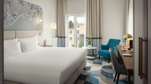 Die Geräumigkeit und der Komfort des Hotelzimmers mit der Möglichkeit, auf dem Balkon zu sitzen oder den Blick auf den angrenzenden Park zu genießen, sind eine Garantie für einen angenehmen Aufenthalt im Hotel.