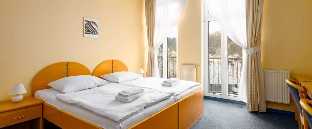Das elegante Superior-Doppelzimmer bietet einen herrlichen Blick auf das historische Zentrum von Karlovy Vary, den Sie vom geräumigen Balkon aus genießen können. Das Zimmer ist modern und komfortabel eingerichtet und verfügt über ein luxuriöses Doppelbett