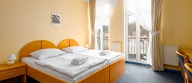 Doppelzimmer mit Balkon und Stadtblick, Quelle: Wellness Hotel Jean de Carro