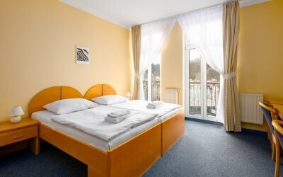 Das elegante Superior-Doppelzimmer bietet einen herrlichen Blick auf das historische Zentrum von Karlovy Vary, den Sie vom geräumigen Balkon aus genießen können. Das Zimmer ist modern und komfortabel eingerichtet und verfügt über ein luxuriöses Doppelbett