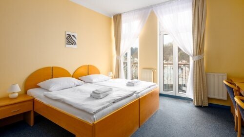 Das elegante Superior-Doppelzimmer bietet einen herrlichen Blick auf das historische Zentrum von Karlovy Vary, den Sie vom geräumigen Balkon aus genießen können. Das Zimmer ist modern und komfortabel eingerichtet und verfügt über ein luxuriöses Doppelbett