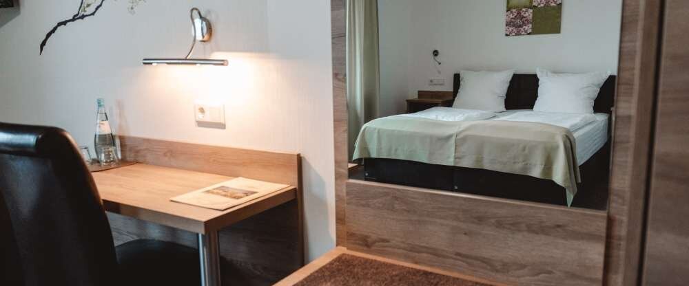 Die Zimmer mit Balkon zur Moselseite sind in modern-elegantem Design und warmen Farben gehalten, ruhig gelegen und je nach Thema dekoriert. Die Doppelzimmer sind ca. 18 bis 27 qm groß, die Dreibettzimmer ca. 27 bis 31 qm. Sie verfügen über eine exklusi
