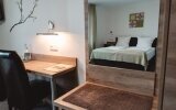 Die Zimmer mit Balkon zur Moselseite sind in modern-elegantem Design und warmen Farben gehalten, ruhig gelegen und je nach Thema dekoriert. Die Doppelzimmer sind ca. 18 bis 27 qm groß, die Dreibettzimmer ca. 27 bis 31 qm. Sie verfügen über eine exklusi